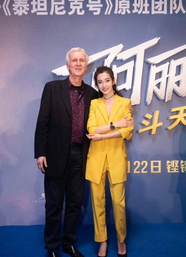 赵丽颖|赵丽颖为李冰冰庆生！格子衫当裙子穿不抢风头，李冰冰粉嫩似少女