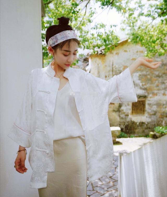 曲线|赌王最接近丑女的女儿，穿肥大T恤被赌王扶肩咧嘴笑，最爱穿唐装