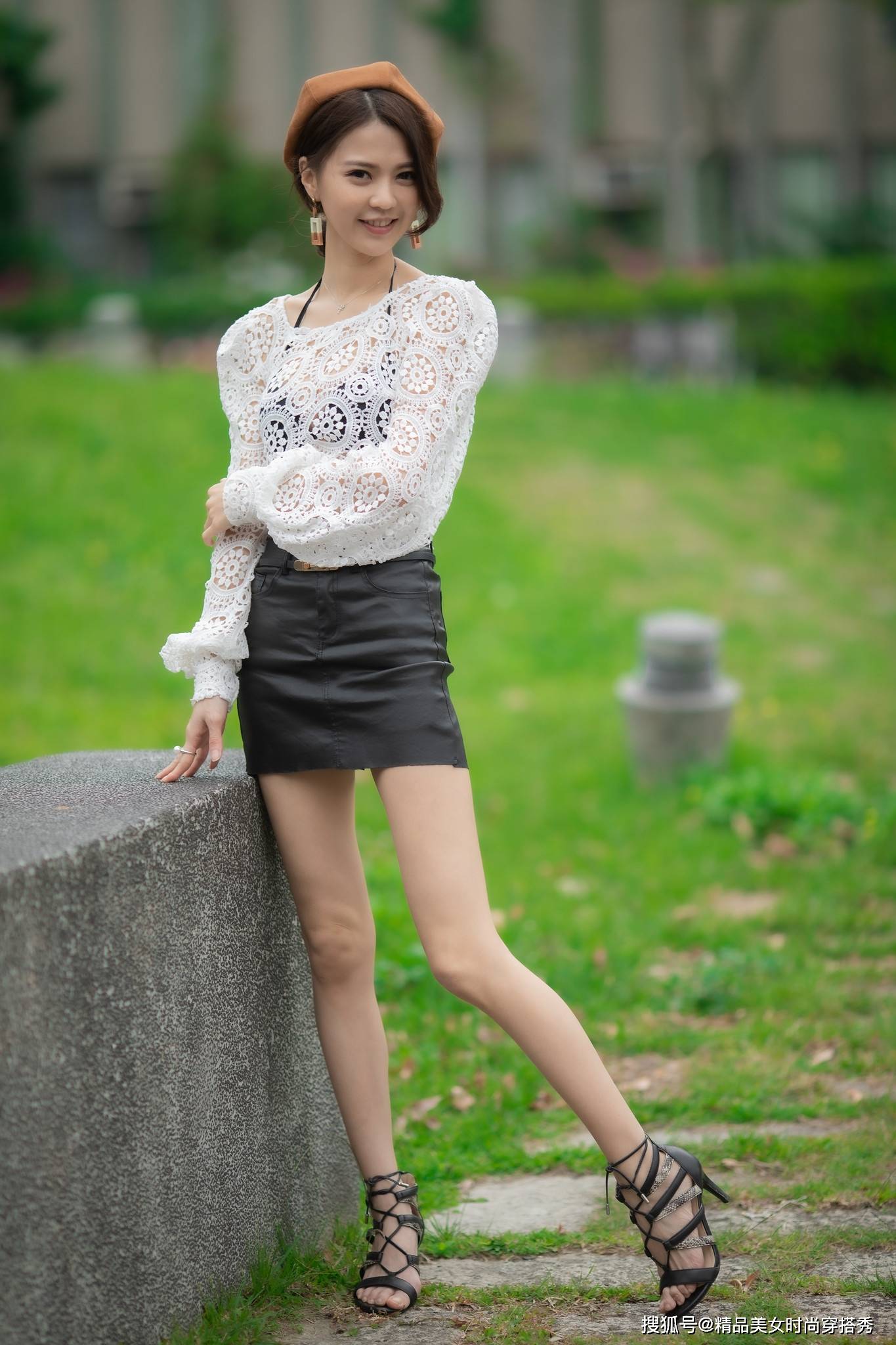 风韵|白色钩花蕾丝罩衫搭配西装短裤裙，惊艳绝伦，诠释靓女风韵