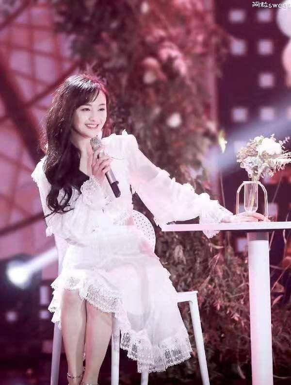 整体|郑爽现身机场,穿短裤配透明袜走路优雅,腿长却没肉暴露真实腿型