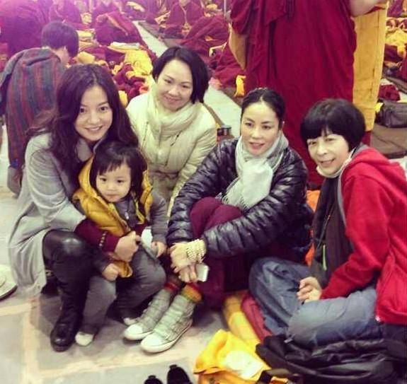 披肩|赵薇大儿子罕见晒正面照！20岁出头就是潮男，跟小四月长得都像爸