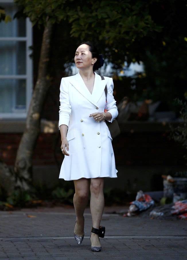 网友|孟晚舟脸虽沧桑，但穿的一套比一套时髦，有中年女性的优雅气质！