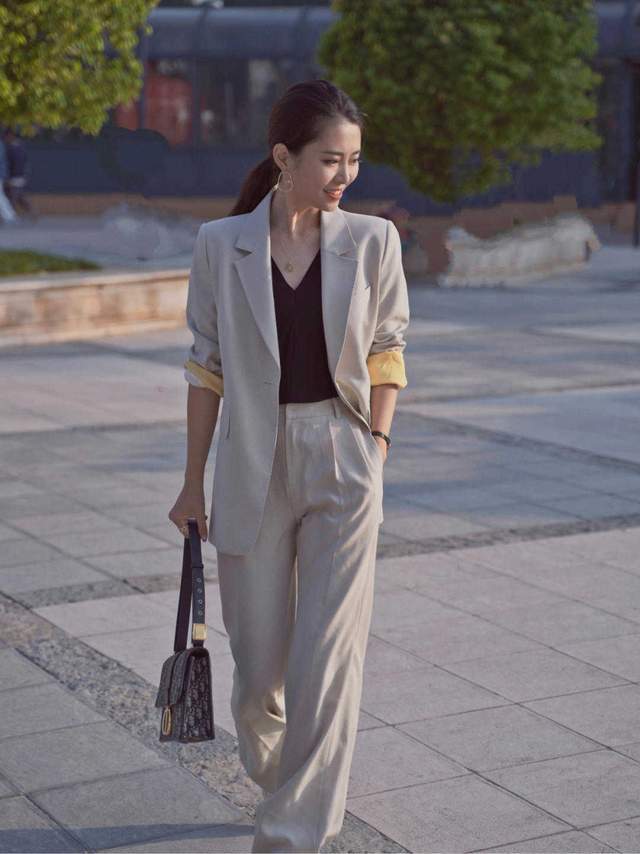 显得|小个子如何穿出“职场”范？一身灰色西服套装精致干练，显高显瘦