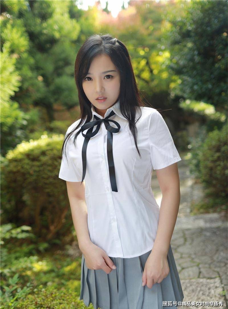 短裙|一件白色的衬衫,吸睛时尚,下搭灰色的百褶短裙,满满的青春气息