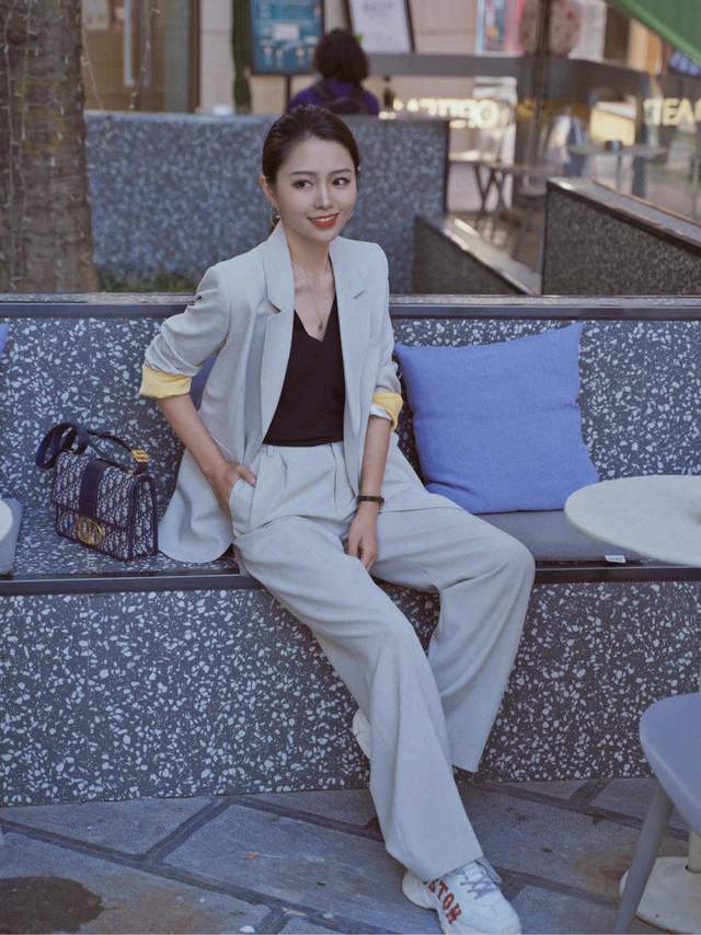 显得|小个子如何穿出“职场”范？一身灰色西服套装精致干练，显高显瘦