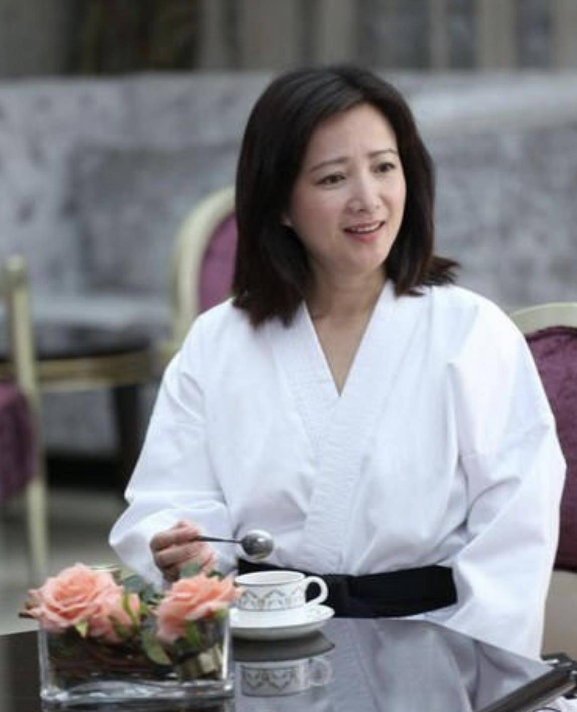 骨子里|57岁何晴胖得坦荡,穿紧身衣暴露“奶奶肚”,骨子里的自信真美