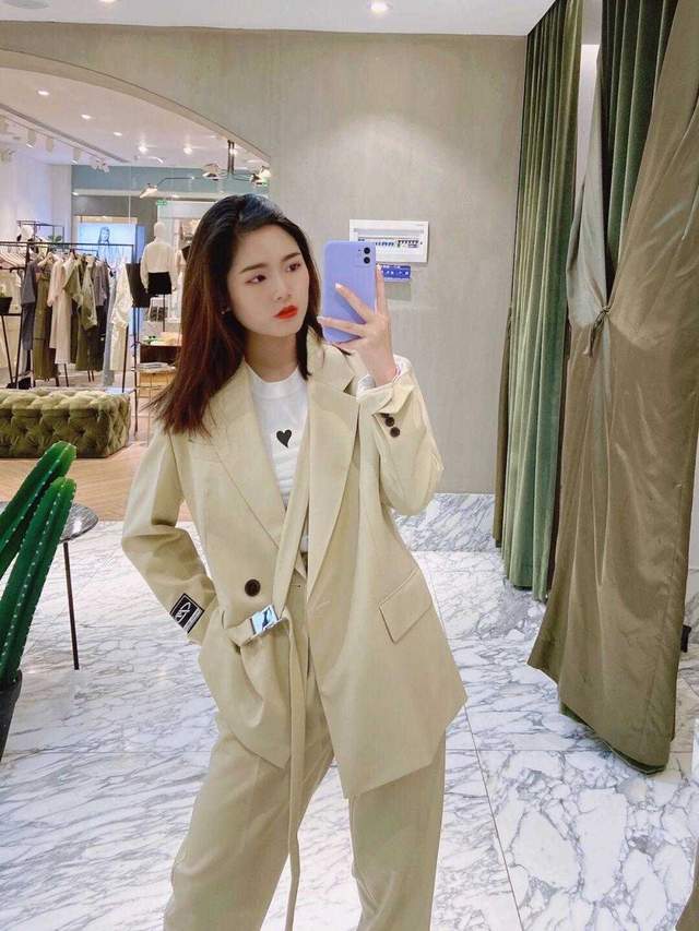 显得|小个子如何穿出“职场”范？一身灰色西服套装精致干练，显高显瘦