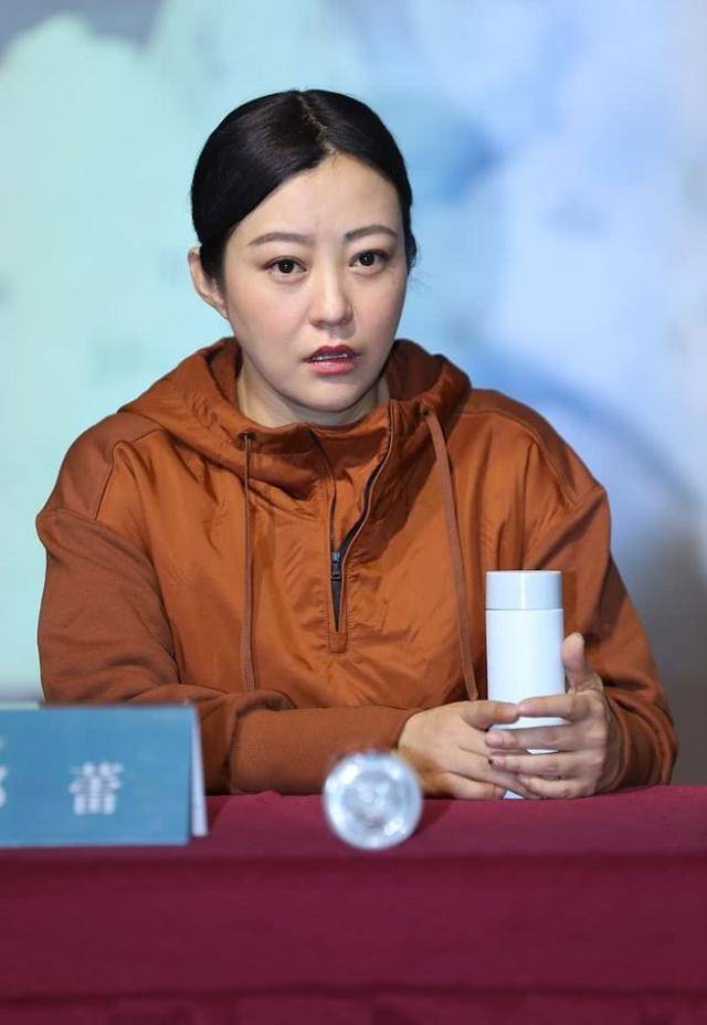 黑色|郝蕾单身后好清瘦，穿脏橘色连帽衫稳重大气，一旁张杰37岁似少年