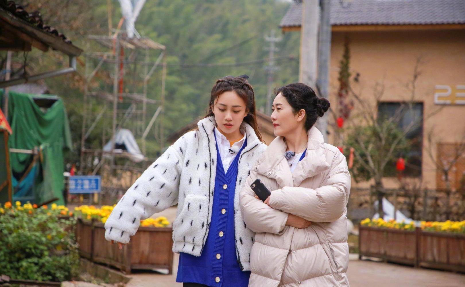 丈母娘|郑钧大9岁丈母娘太时髦！扎丸子头优雅淑女，62岁身材不输刘芸