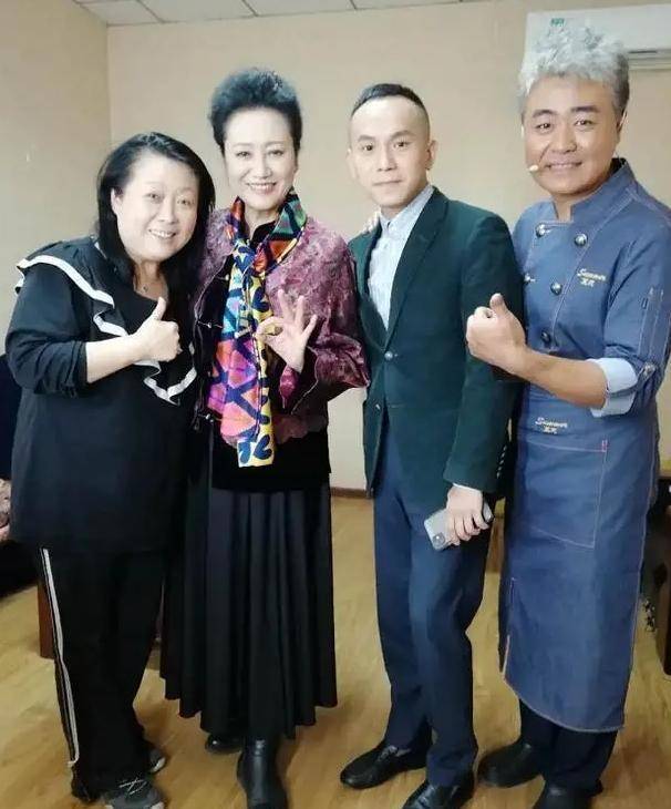 王丽云|车晓爸爸晒图！女儿穿针织衫单身后状态好，妈妈王丽云却一脸不悦