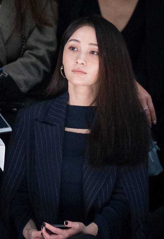 服装|姚笛的“病秧妆”看着没气色，暗黑的搭配更显憔悴，皮肤状态太差