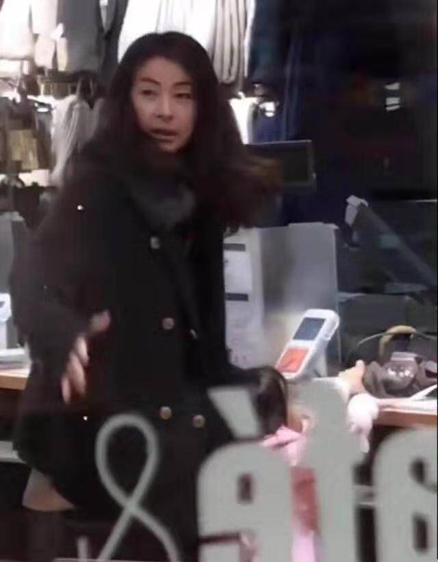 黑色|郭晶晶带女儿逛平价店，穿双排扣风衣，女儿“小不点儿”穿衣土萌