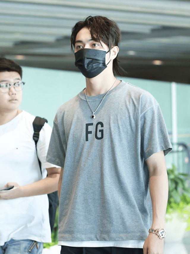 身材|许凯的常服也太穿简单了吧，发型也很随意，却搭配出日系美男范