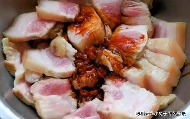 做法|五花肉往油锅一扔，不炒不炖不红烧，简单几步，上桌3斤都不够吃