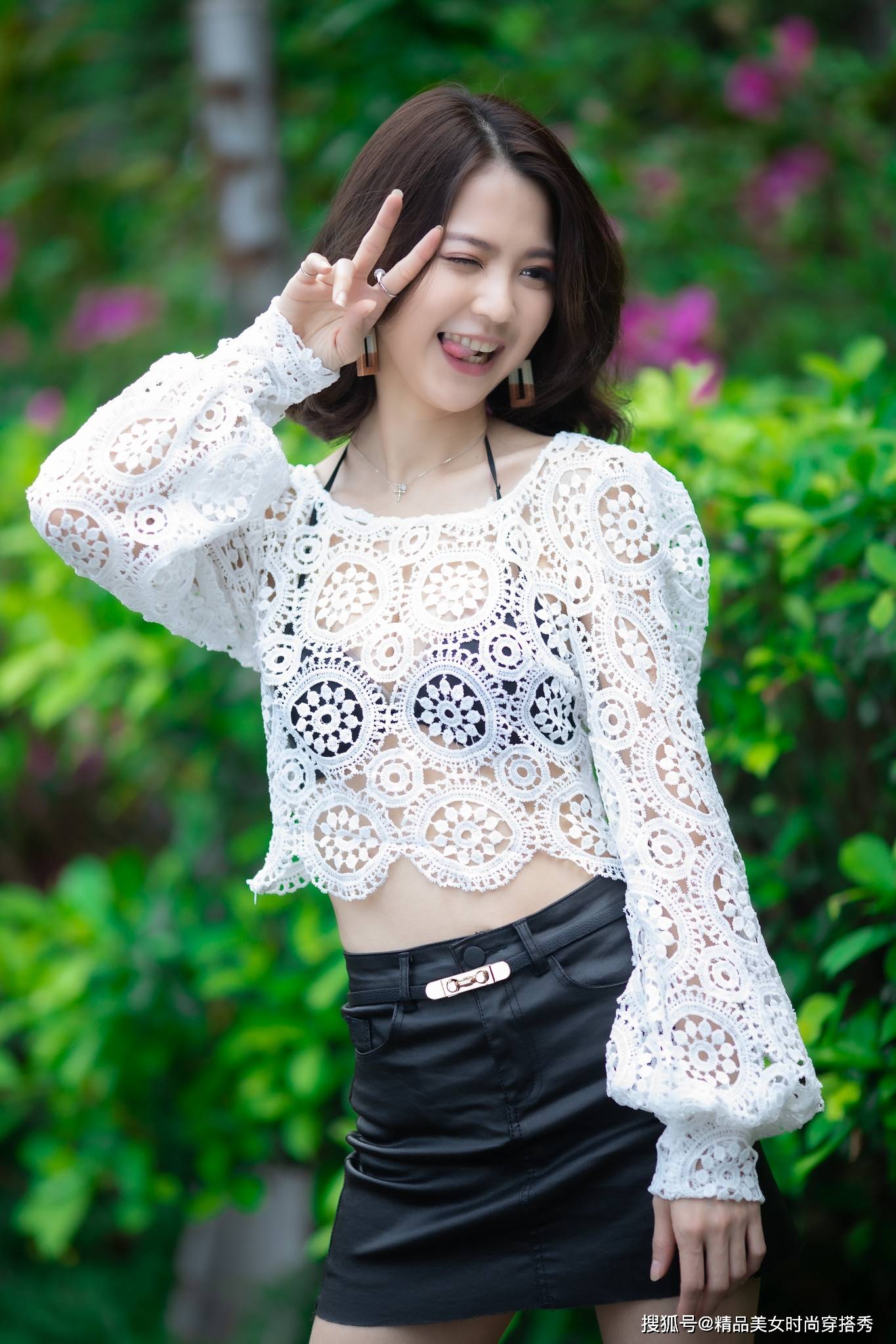 风韵|白色钩花蕾丝罩衫搭配西装短裤裙，惊艳绝伦，诠释靓女风韵