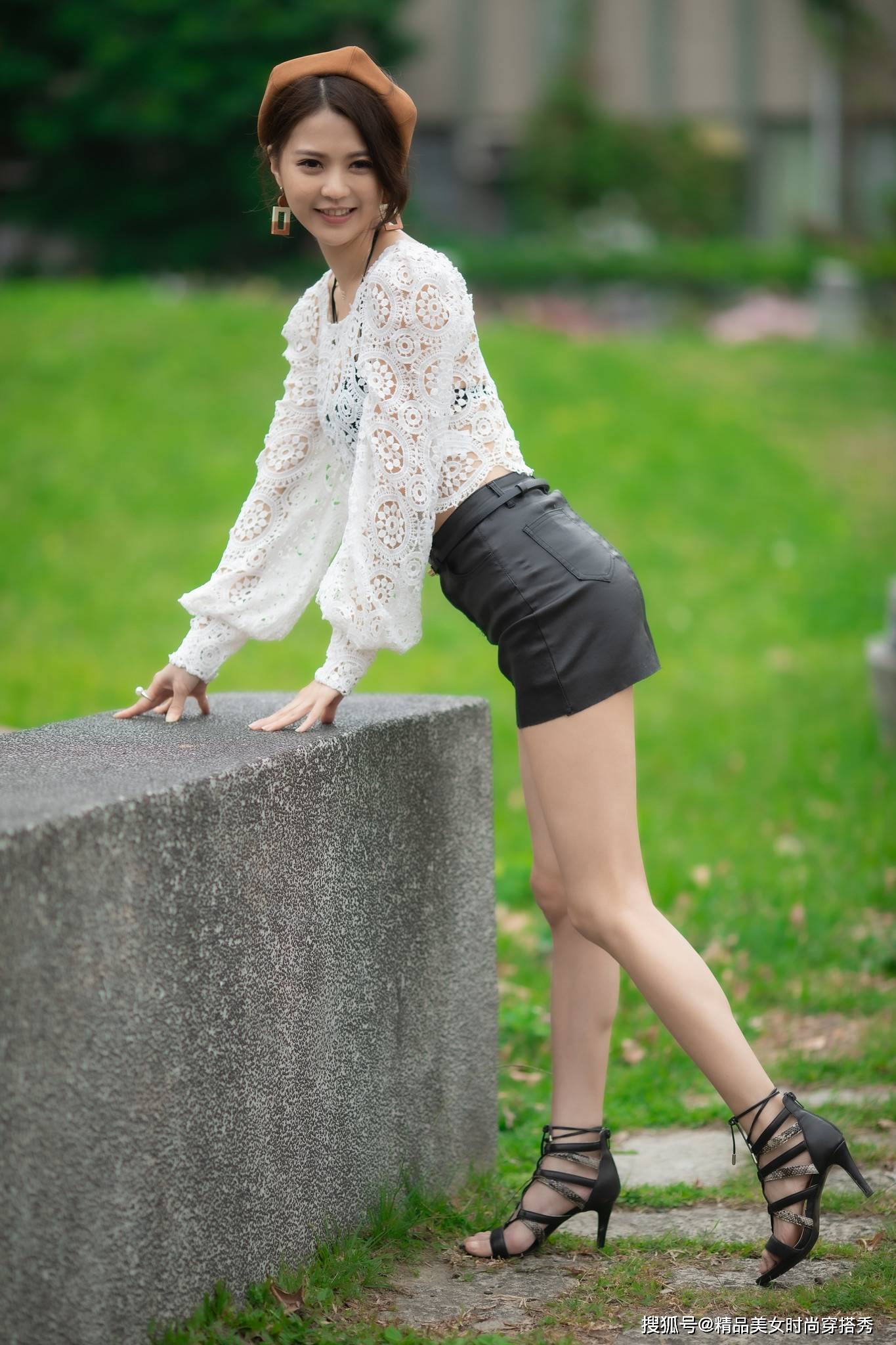 风韵|白色钩花蕾丝罩衫搭配西装短裤裙，惊艳绝伦，诠释靓女风韵