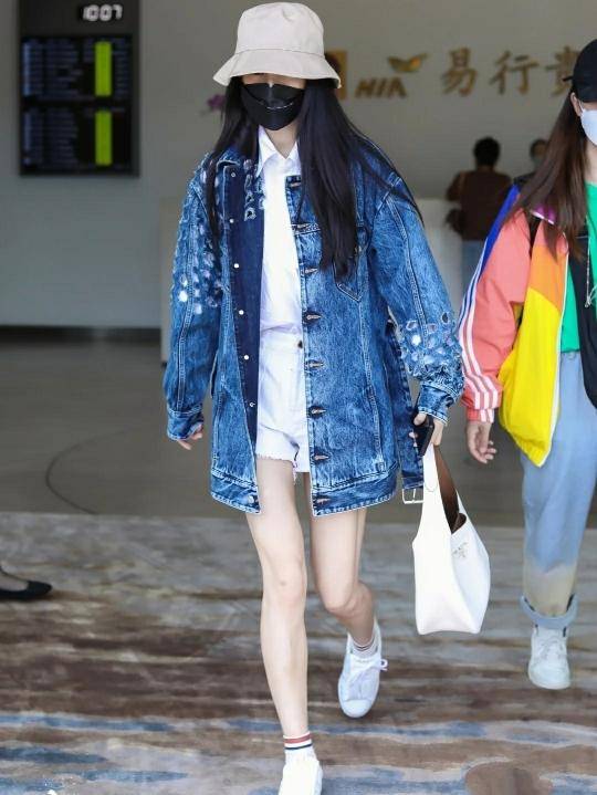 教科书|行走的教科书,杨幂的搭配很值得借鉴,时尚潮流又百搭