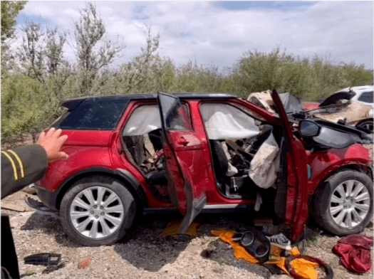 路人近距离曝光于月仙车祸现场,地上散落着于月仙衣物,画面惨不忍睹