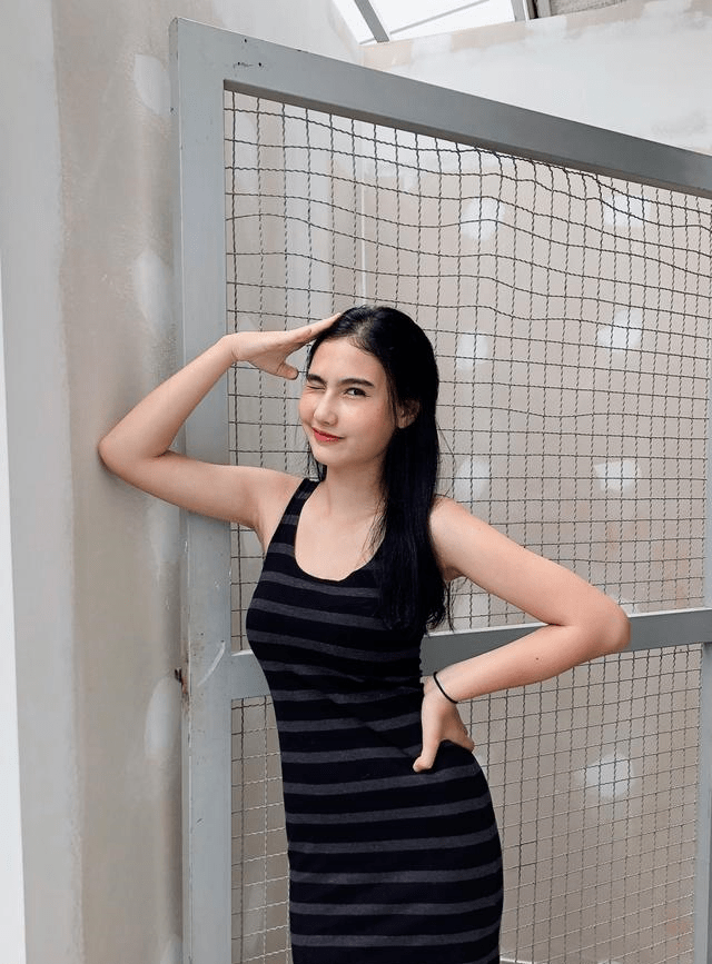 条纹|大圆脸的越南女生，条纹连衣裙的穿搭，展现出青春和甜美