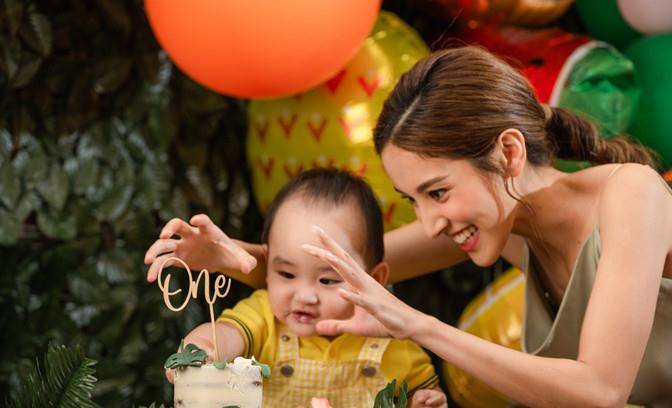 黑色|郑嘉颖也不管管陈凯琳，俩娃妈穿小黑裙地铁口唱歌，画面美得惊艳