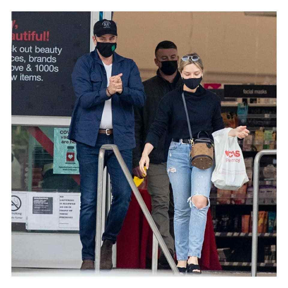 拜登|拜登次子携妻豪购,小17岁妻子满身大牌似女明星,1岁儿子超萌