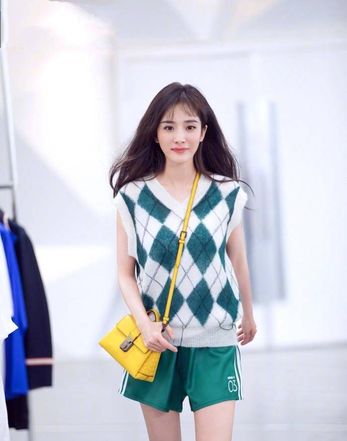 马甲|被杨幂惊艳了，粉色挑染高马尾甜美减龄，这哪是4岁孩子的妈