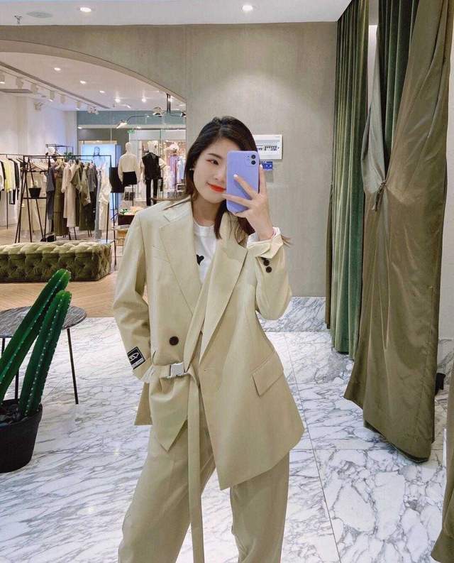 显得|小个子如何穿出“职场”范？一身灰色西服套装精致干练，显高显瘦