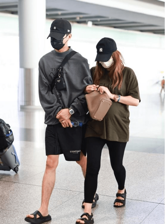 服装|麦迪娜二胎孕肚明显，腿却还挺纤细，穿搭随性手腕姜潮很是恩爱