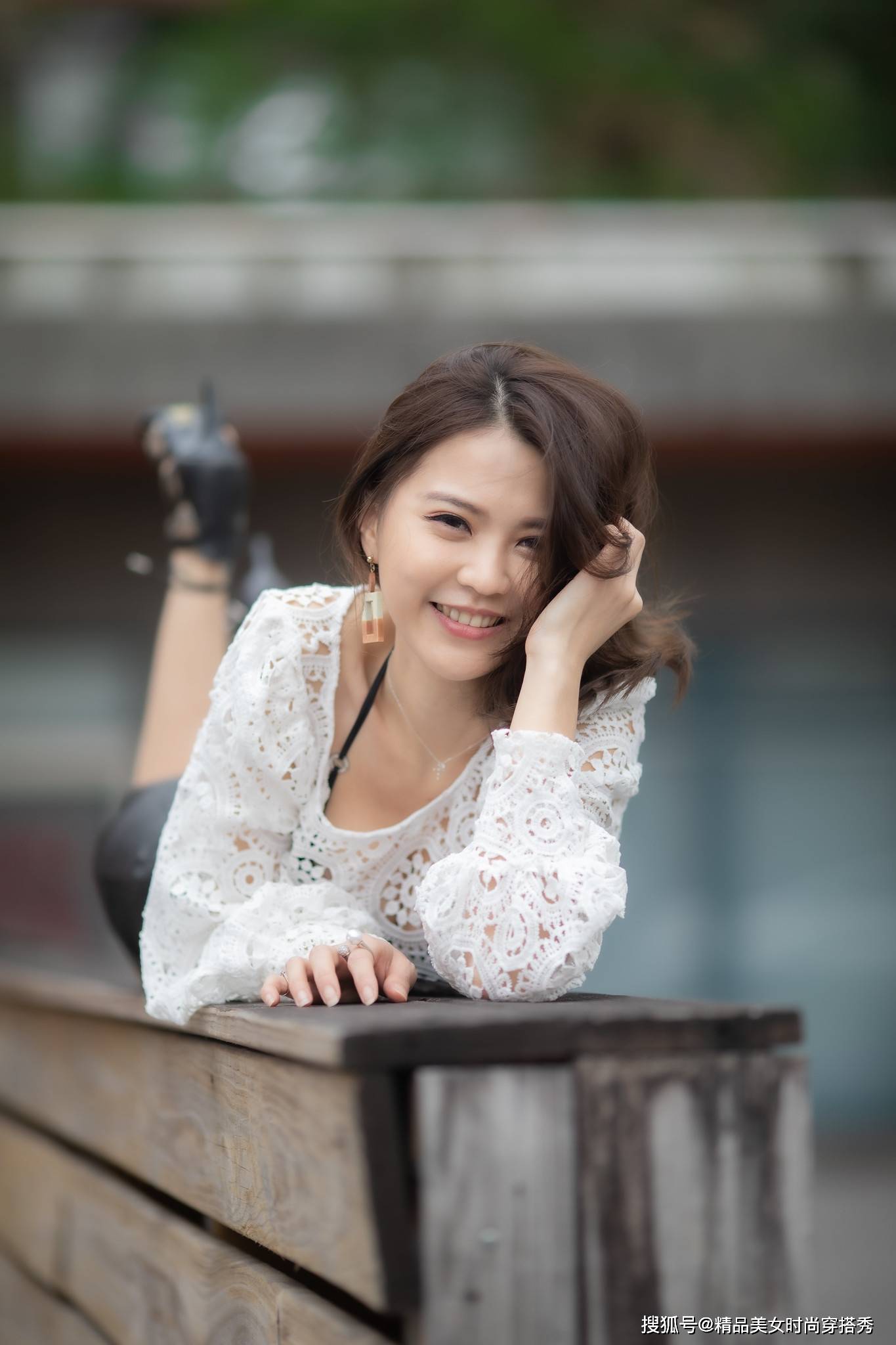 风韵|白色钩花蕾丝罩衫搭配西装短裤裙，惊艳绝伦，诠释靓女风韵