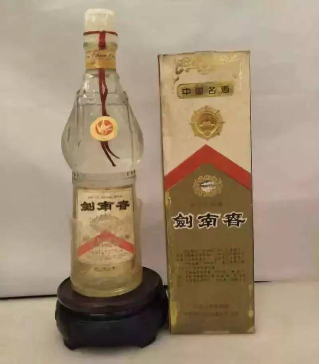 20世纪70年代末,剑南春采用含苞待放的莲花外形作为瓶身,也叫做"莲花