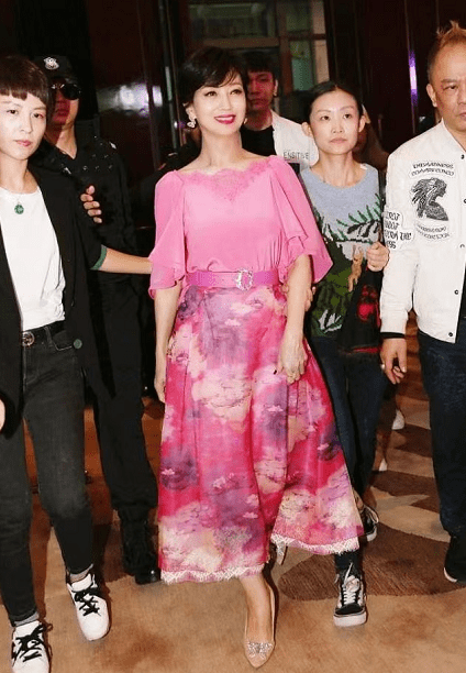 女色|赵雅芝真是不服老，穿衣偏爱少女色，一袭粉裙看着不像50后