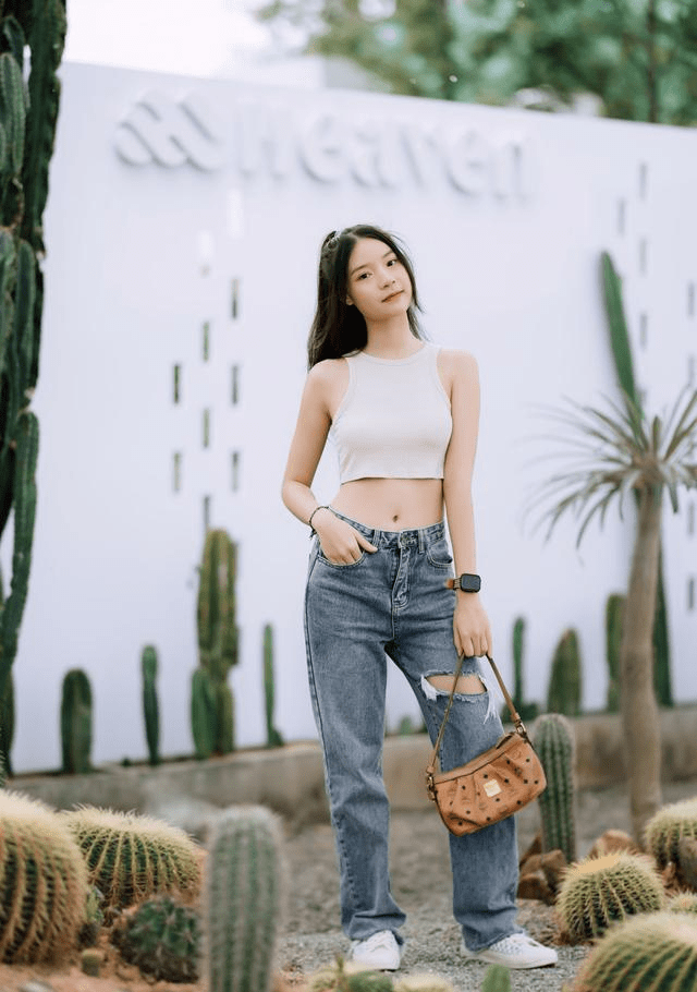 青春|对青春小姐姐来说，只需要露出纤细的小蛮腰，就可以很美很迷人