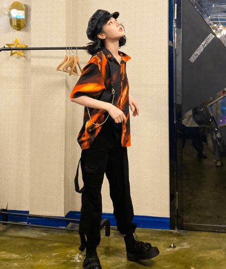 工装裤|迪丽热巴真会玩,港风衬衫配工装裤,秒变帅气小男友