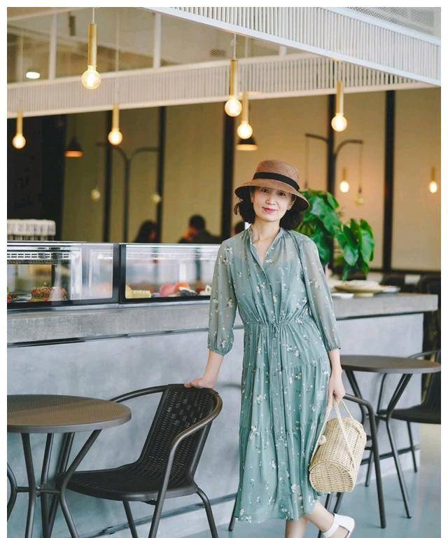 骨子里|57岁何晴胖得坦荡,穿紧身衣暴露“奶奶肚”,骨子里的自信真美