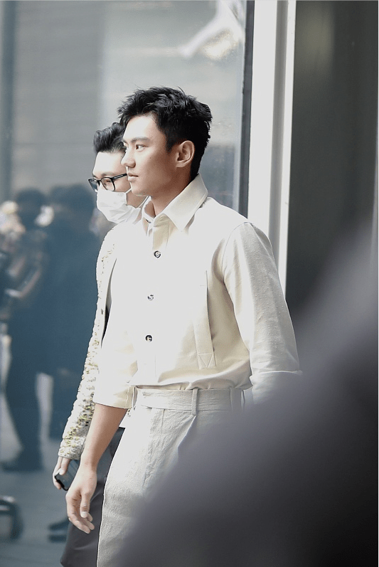 都能|93年的宁泽涛虽不是小鲜肉了，但颜值还在，一身穿搭看着真挺酷的