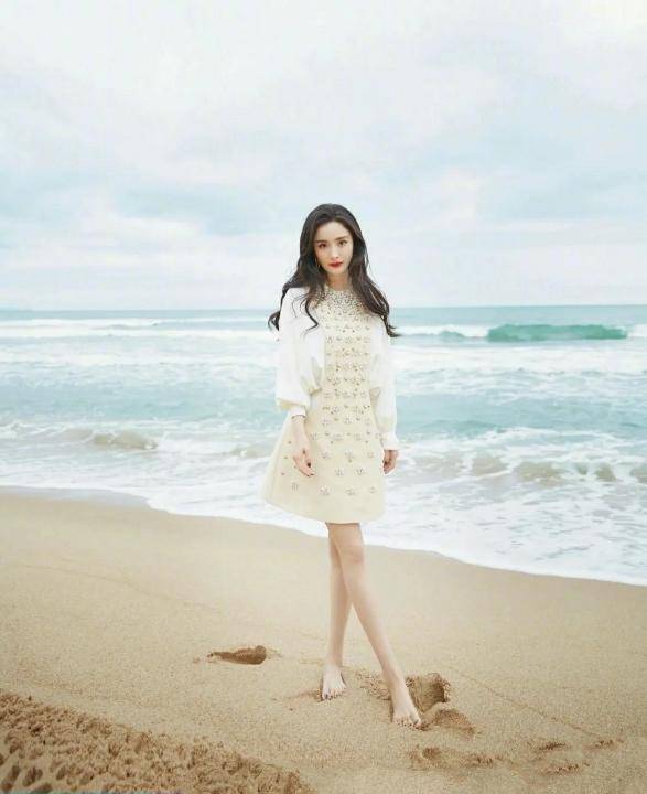 教科书|行走的教科书,杨幂的搭配很值得借鉴,时尚潮流又百搭