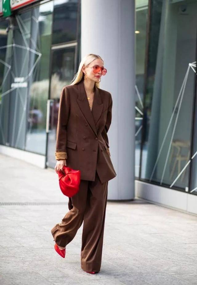 东方|邓文迪晒泳装照为女儿庆生！格俏皮长得像老爸，二女儿是东方美人