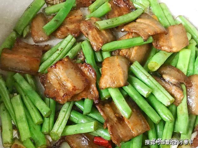 做法|五花肉烧豆角怎么做好吃？多出这一步，做出来不仅肥而不腻还好吃