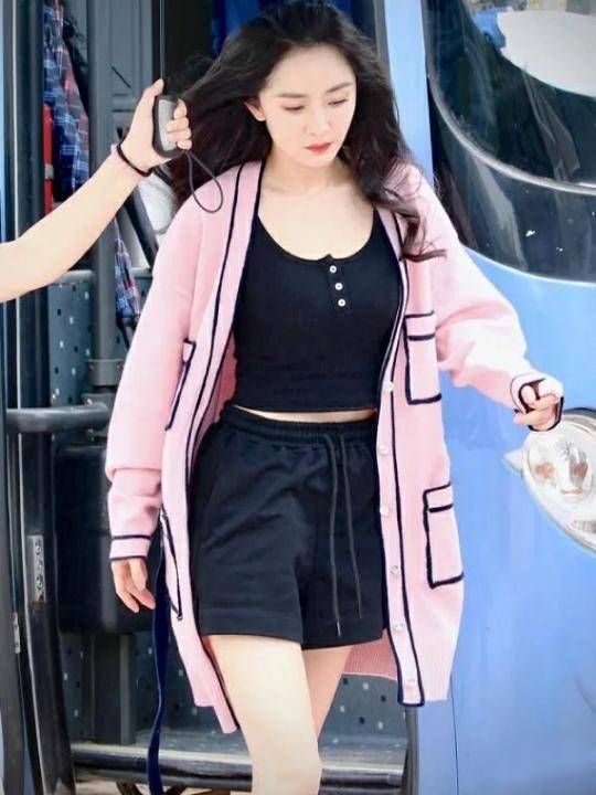 教科书|行走的教科书,杨幂的搭配很值得借鉴,时尚潮流又百搭