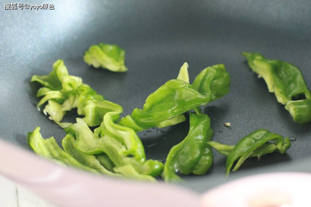 做法|五花肉和青椒先炒哪个？看看我的做法，连吃三天都不腻