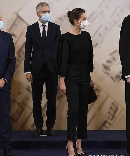 纸片人|西班牙国王夫妇合体亮相！莱后穿情侣装太甜，纸片人身材看着心疼