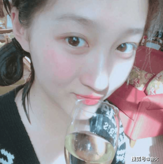 酒瓶|关晓彤手拿酒瓶现身街头！身穿吊带裙大长腿惹眼，头发汗湿黏一脸