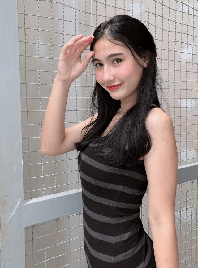 大圆脸的越南女生条纹连衣裙的穿搭展现出青春和甜美