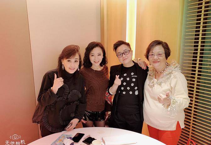 魅力|63岁“黄蓉”魏秋樺罕见参加阔太聚会，穿薄纱衣裙，老戏骨笑真甜