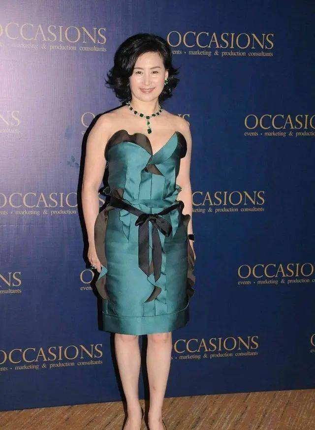 身材|太瘦了也不好，陈慧琳撞衫何超琼撑不起衣服，输了气质又输身材