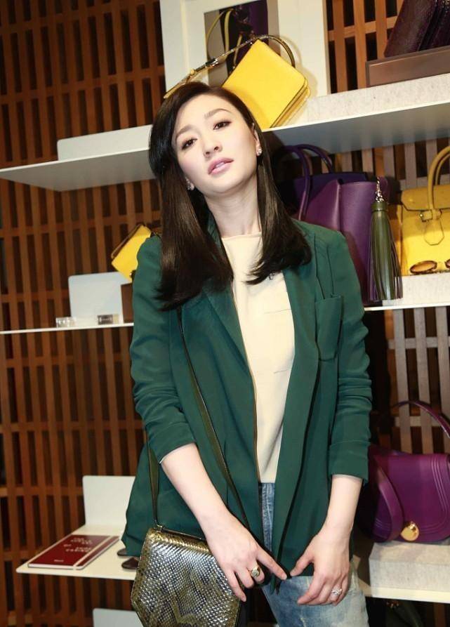 驼色|李小冉的长相真大气，穿上西装挺有“女老板”的范儿，气场好强