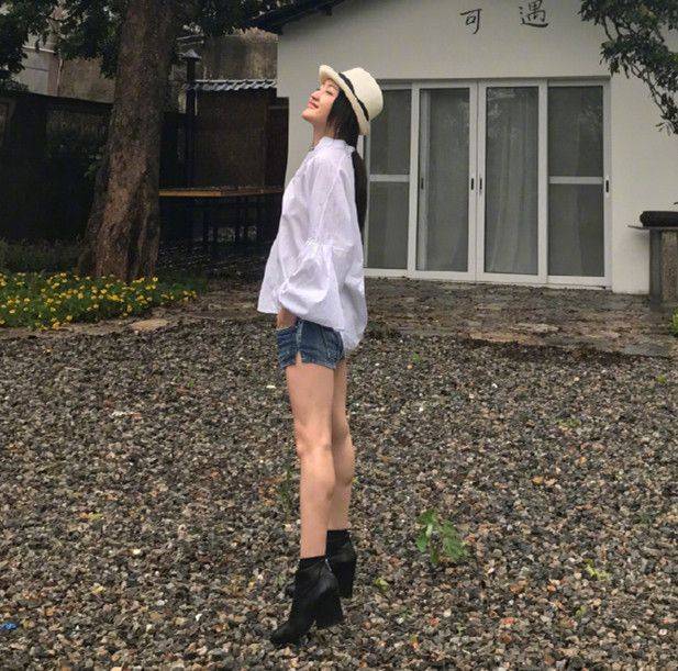 显得|杨钰莹上节目穿真丝长裙，气质高贵，再加上滤镜真像不老少女！