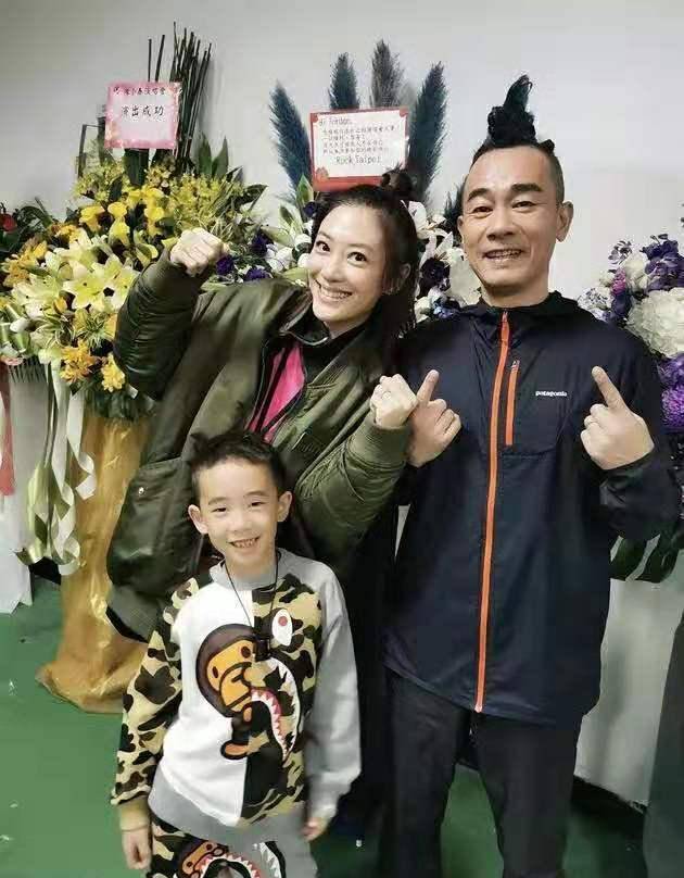 防弹衣|穿防弹衣开演唱会，陈小春应该是先例，jasper穿搭洋气要当哥哥了