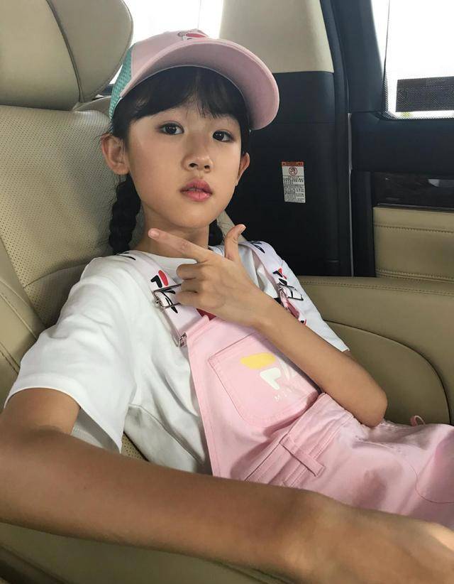 图案|陆毅俩女儿变“厨娘”，穿同款毛衣不同发型却似双胞，声音甜腻