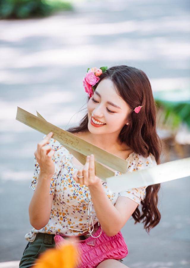 一身|吉娜穿傣族装看上去已经很美，但再看蔡少芬：不愧是娘娘